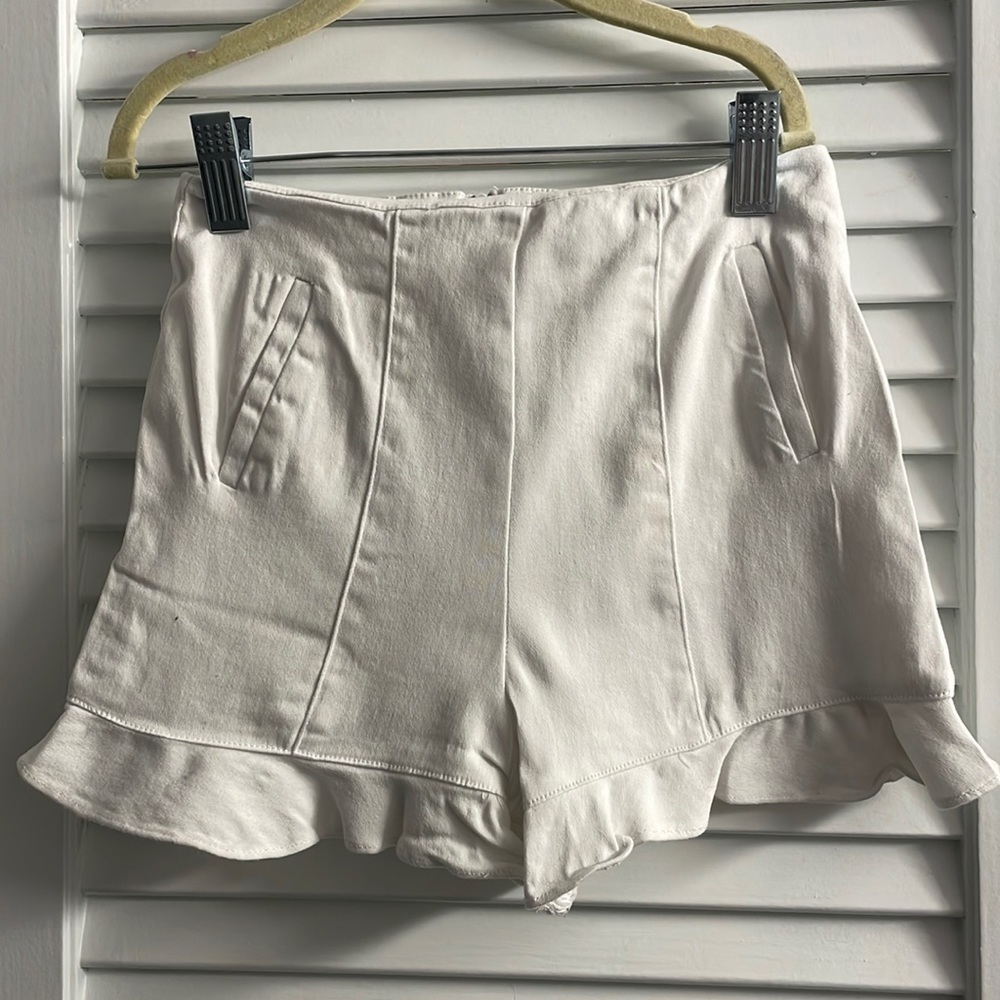 GB Girls Gianni Bini Crisp White Tailored Shorts w/ruffle hem